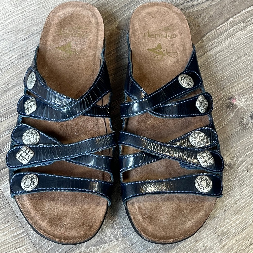 Dansko Sophie Navy Blue Patent Leather Slide Sandals Medallion Wedge Women 40
